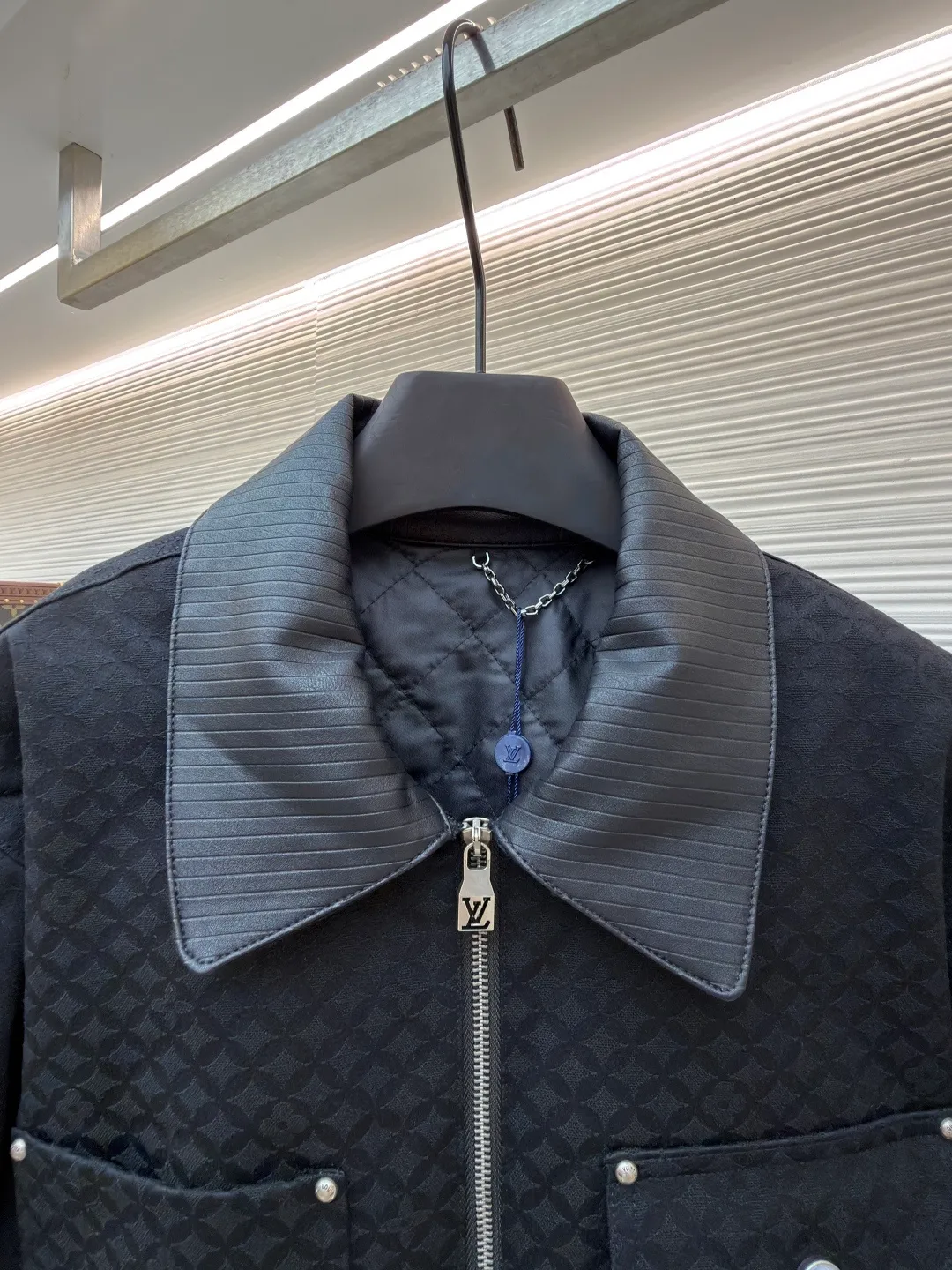 LOUIS VUITTON cotton work jacket ●Article number: 1681527-C00 ●Material: cotton jacquard fabric ●Technology: jacquard production ●Color: black ●Version: fitted version ●Weight: about 995 grams ●Size: S-M-L-XL ●Description: Cotton work tunic jacket This work jacket is made of comfortable cotton with a corduroy effect leather collar, and the jacquard creates a rich texture. The leather patch is the finishing touch and one of the studded patch pockets, and the quilted lining makes it a chic choice that spans all seasons. Wear it with matching trousers for a casual look. Regular fit, 100% cotton, lining: 64% polyester, 36% cotton, all-over logo jacquard, pearlescent buttons on pockets and cuffs, corduroy-effect ribbed collar, quilted lining, zip fastening, studded patch pockets and buttoned flap patch pockets, logo patch on front pocket. The overall wiring is straight and delicate, the fabric is comfortable and soft, and the color is consistent without color difference. It can be matched with the same style to create a fashionable look and control various occasions. Customized accessories, complete with three standards, same style for men and women!